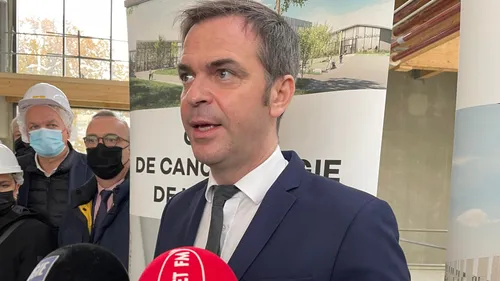 En visite au Mans, Olivier Véran sort le carnet de chèques